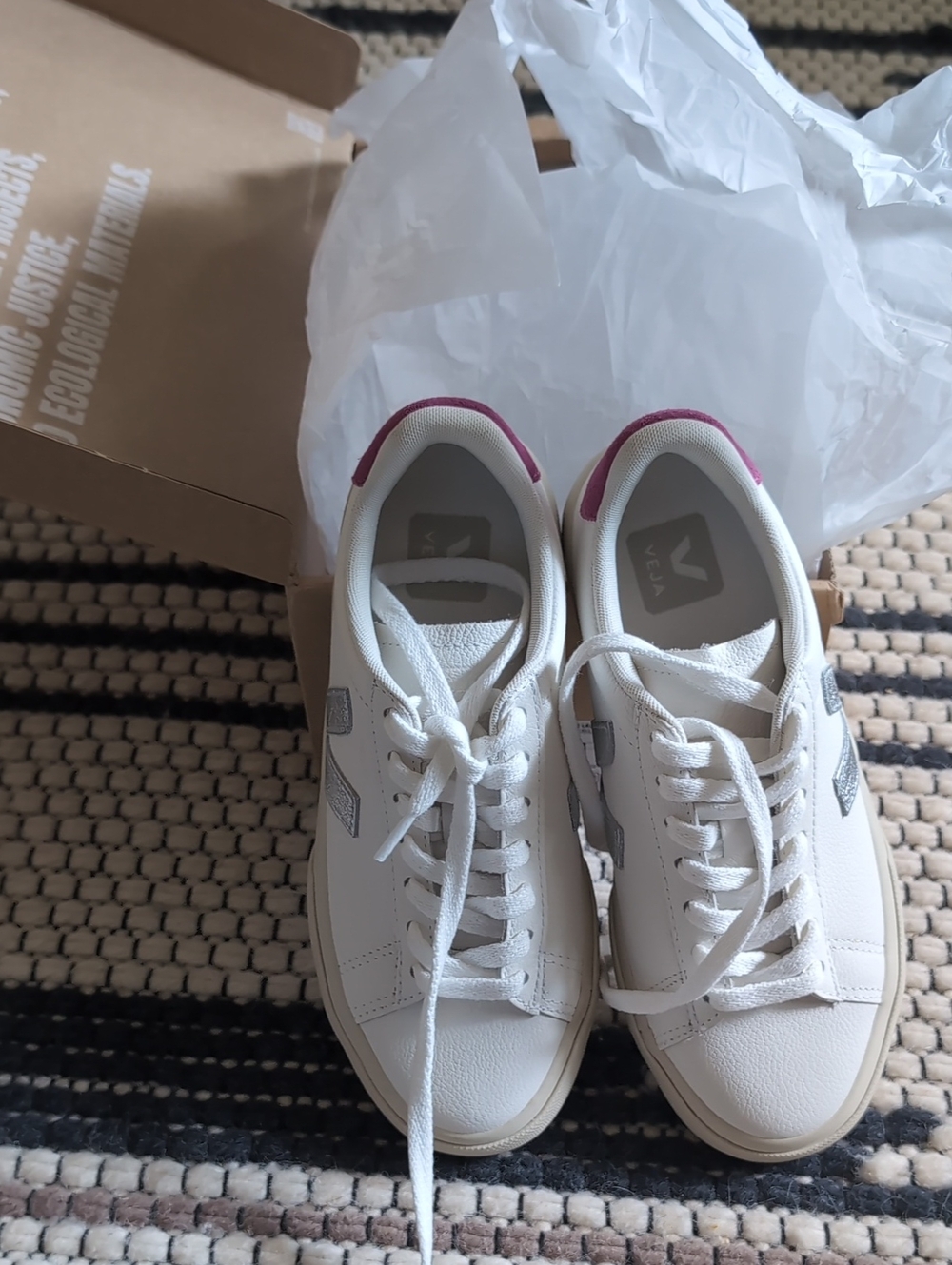 New in box Veja White Campo Sneakers with Silver V and Pink Heel Tab - Picture 2 of 5